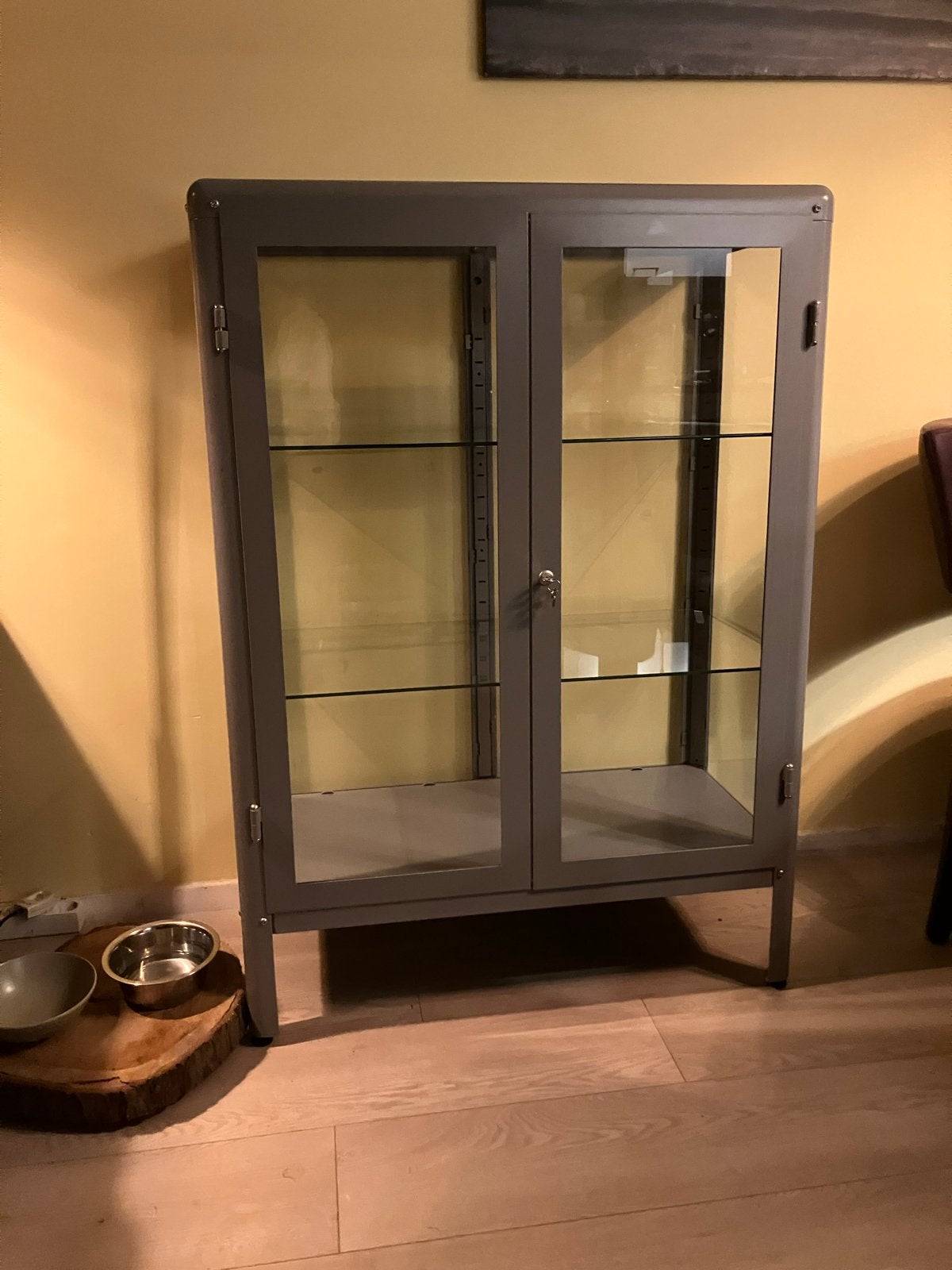 IKEA Fabrikör Vitrinekast - Grijs met glazen planken, Ophalen, Gebruikt, 100 tot 150 cm, 50 tot 100 cm