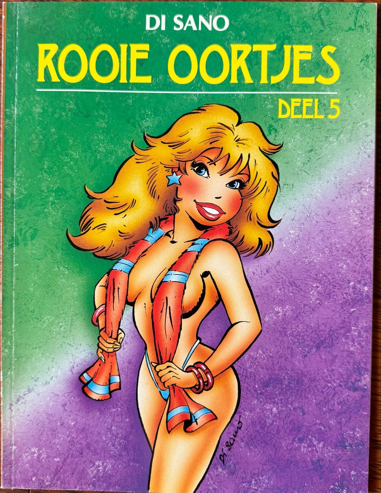 Rooie Oortjes Deel 5 - Di Sano Stripboek, Eén stripboek, Ophalen of Verzenden, Zo goed als nieuw