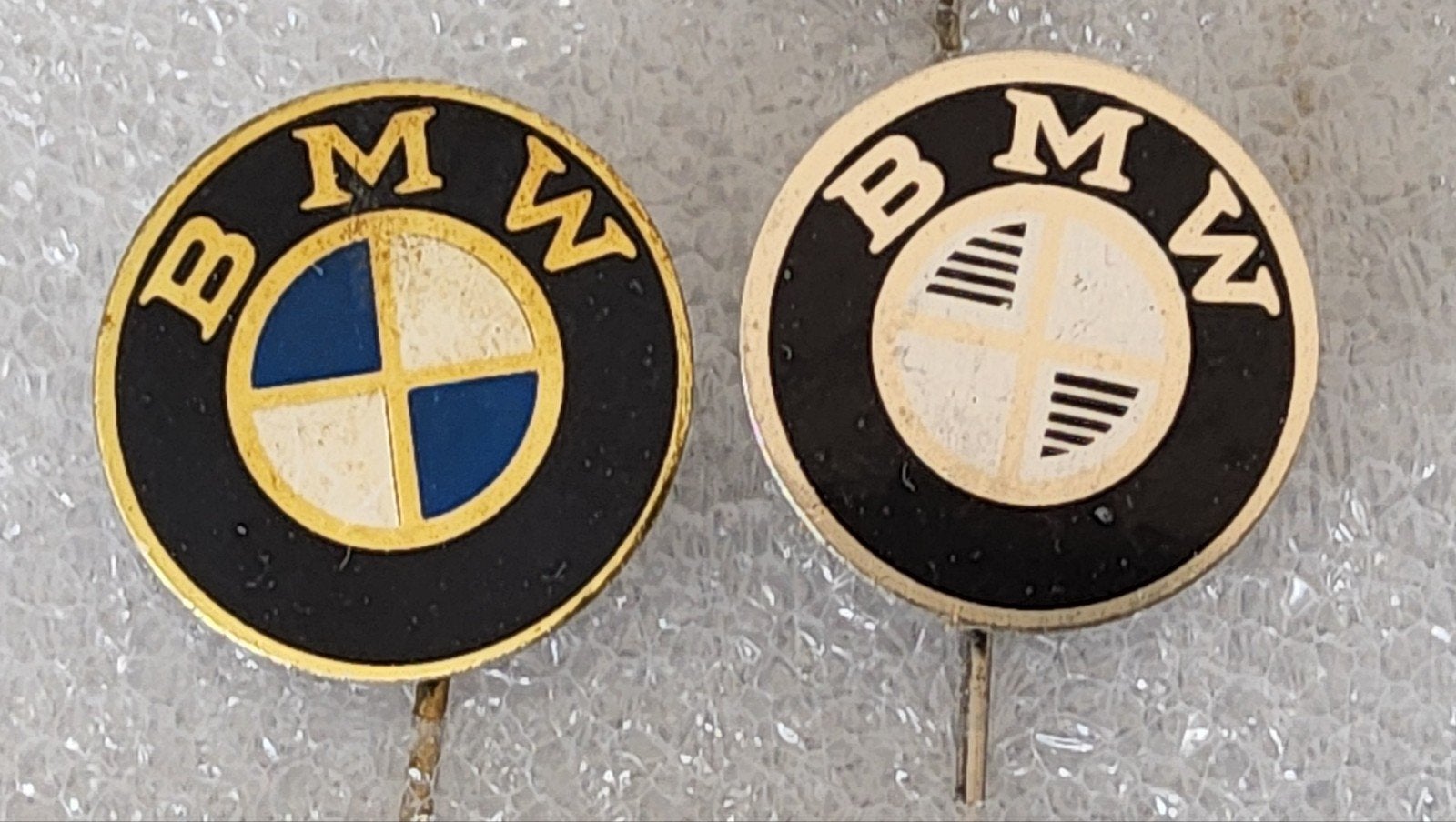 2 BMW Speldjes - Vintage Auto Logo, Verzamelen, Ophalen of Verzenden, Gebruikt, Merk, Speldje of Pin