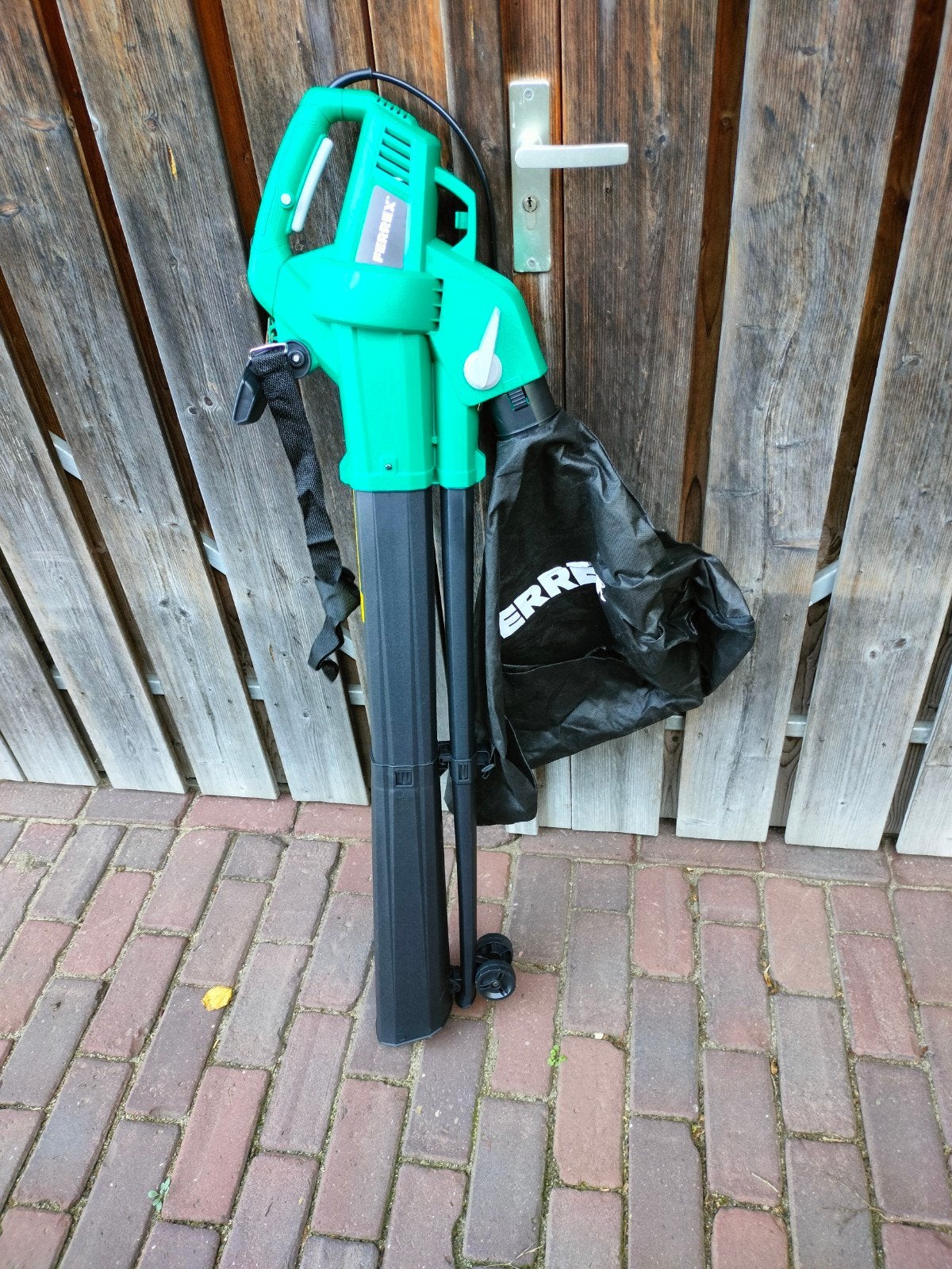 Ferrex Elektrische Bladblazer/Bladzuiger 2300W, Tuin en Terras, Ophalen, Handgedragen, Nieuw, Elektrisch