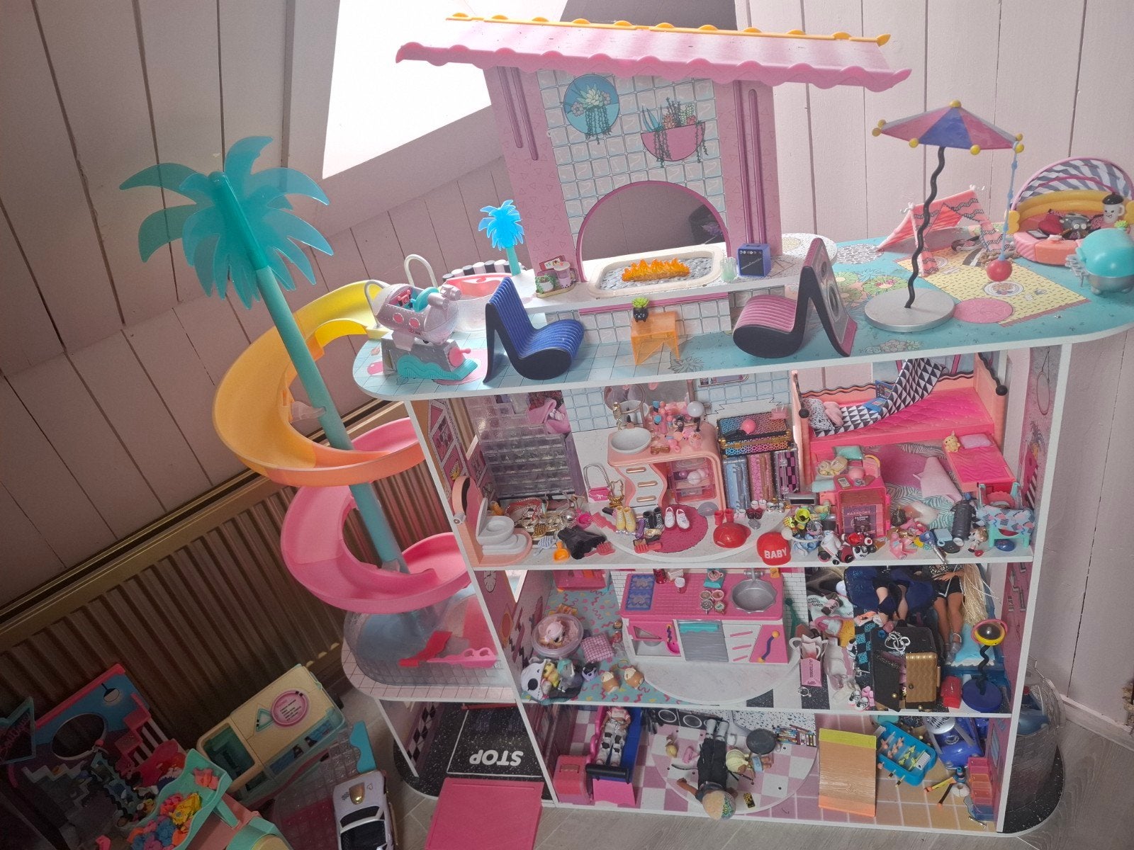 Bieden, Heel veel LoL Surprise spullen, Ophalen, Zo goed als nieuw, Poppenhuis