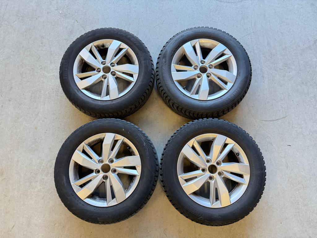 Setje Originele VW Velgen + Pirelli Winterbanden 185/65 R15, Gebruikt, 15 inch, Banden en Velgen, Personenwagen