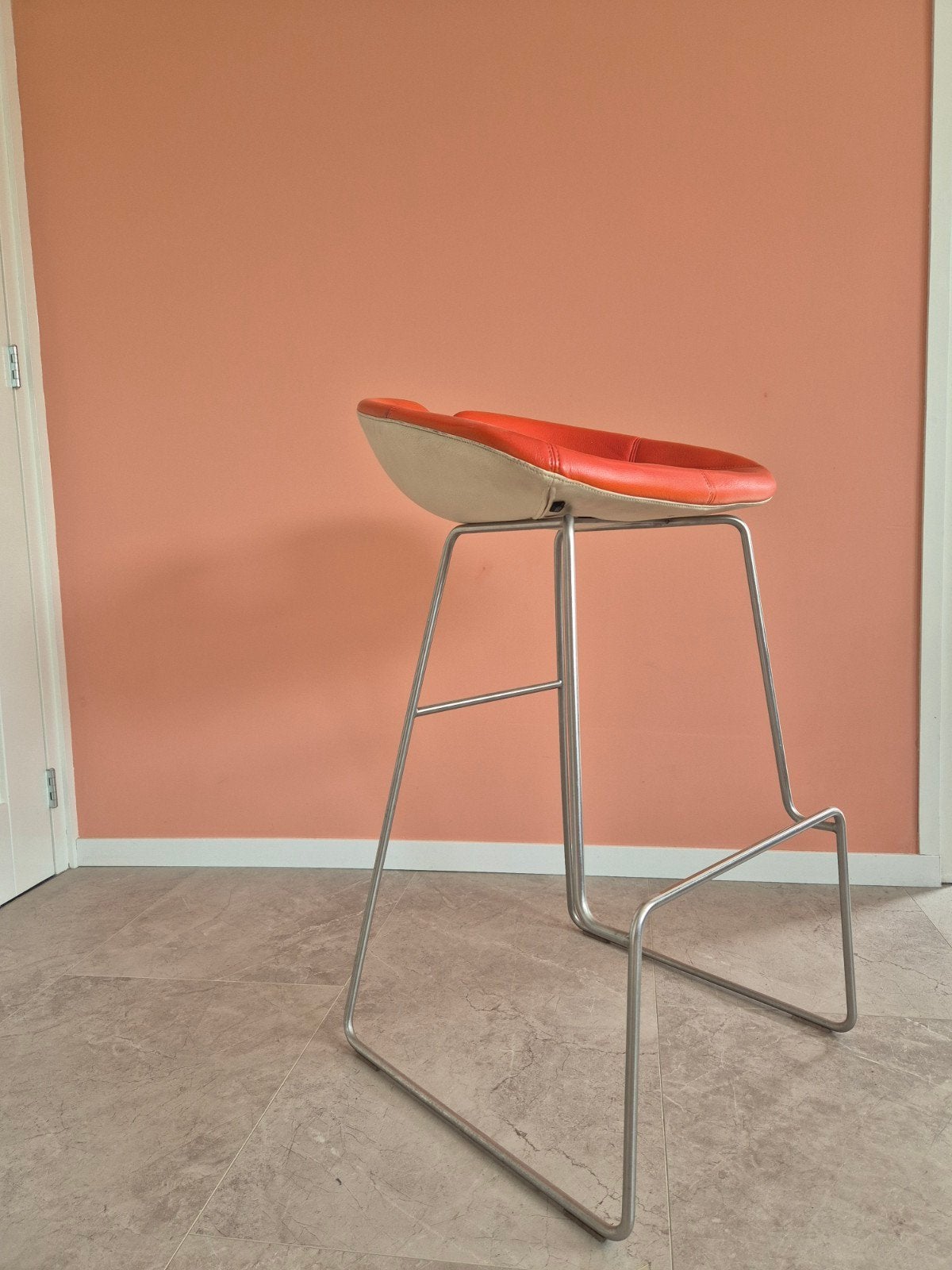 Moroso Fjord Barkruk - Patricia Urquiola (Oranje/wit leer), Ophalen, Gebruikt, Met voetsteun, 60 tot 90 cm
