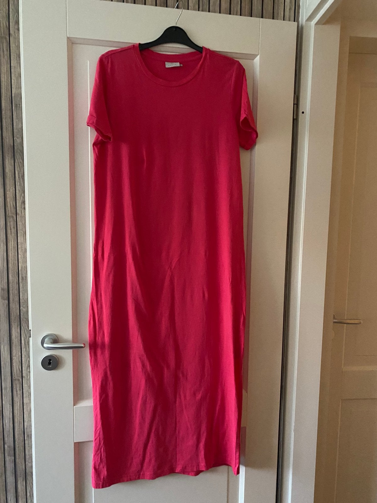 Fuchsia roze  jurk!, Kleding | Dames, Jurken, Ophalen of Verzenden, Zo goed als nieuw, Roze, Onder de knie
