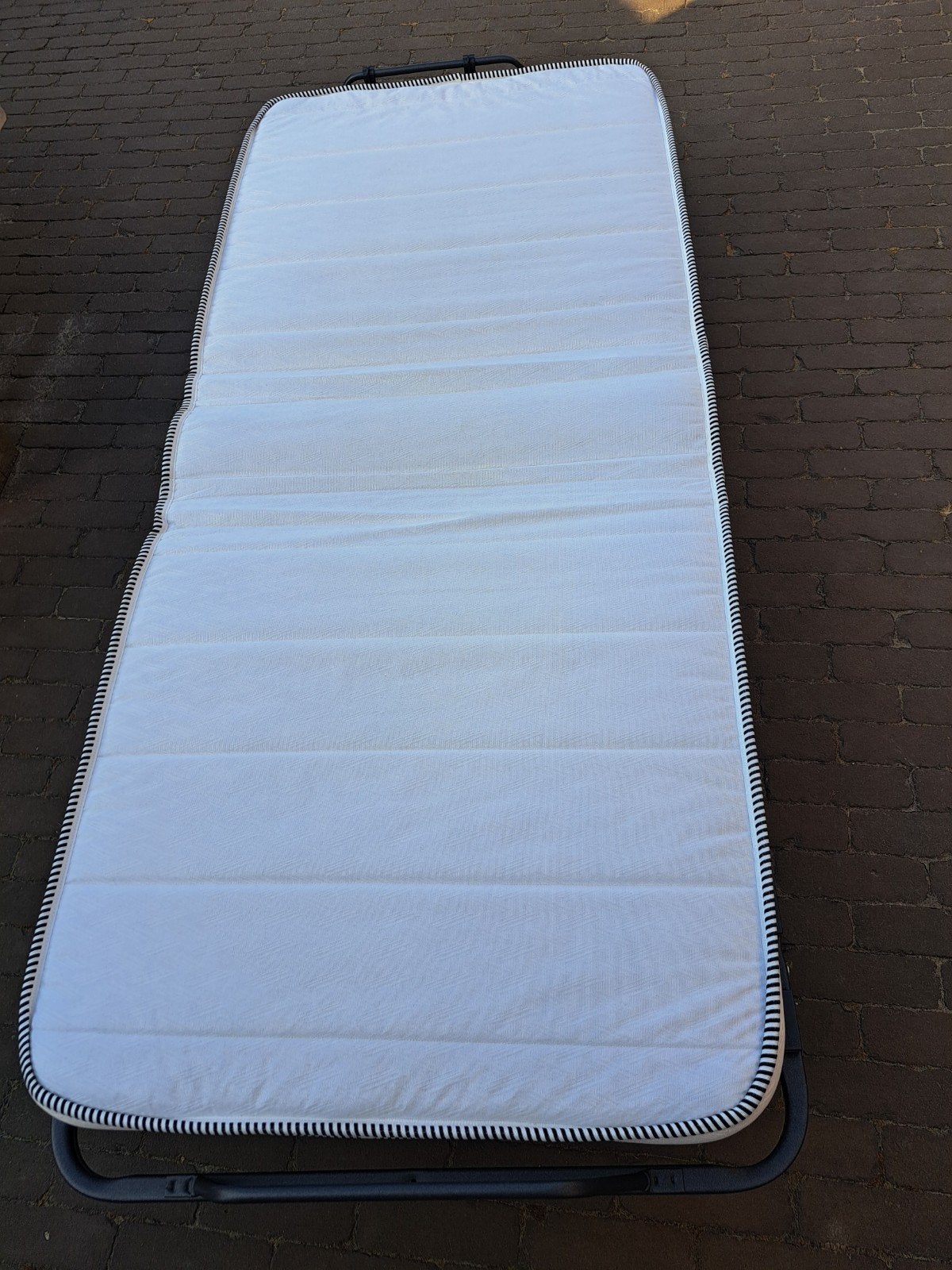 Opklapbed, logeerbed. Neemt super weinig ruimte in., Eenpersoons, Zo goed als nieuw, 80 cm, Metaal