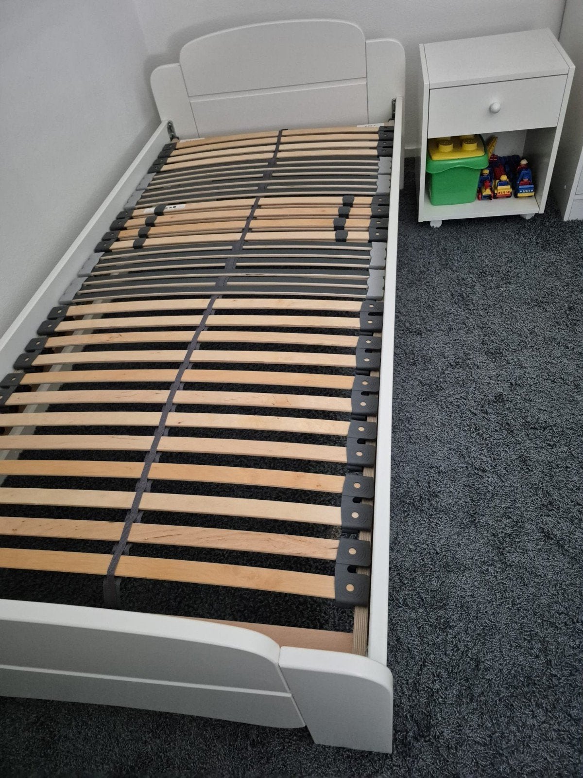 MDF eenpersoonsbed met matras en nachtkastje, Overige materialen, Gebruikt, 90 cm, Eenpersoons