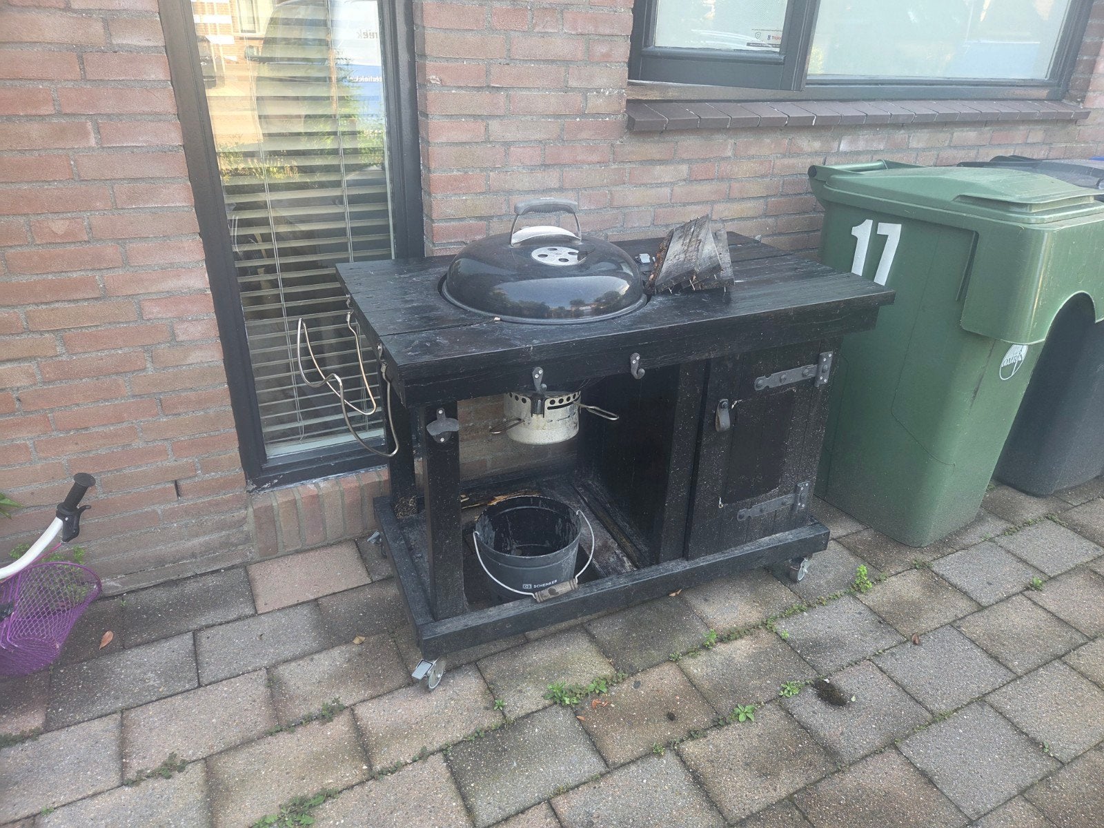 Weber BBQ met handgemaakte buitenkeuken op wielen, Ophalen, Gebruikt, Weber