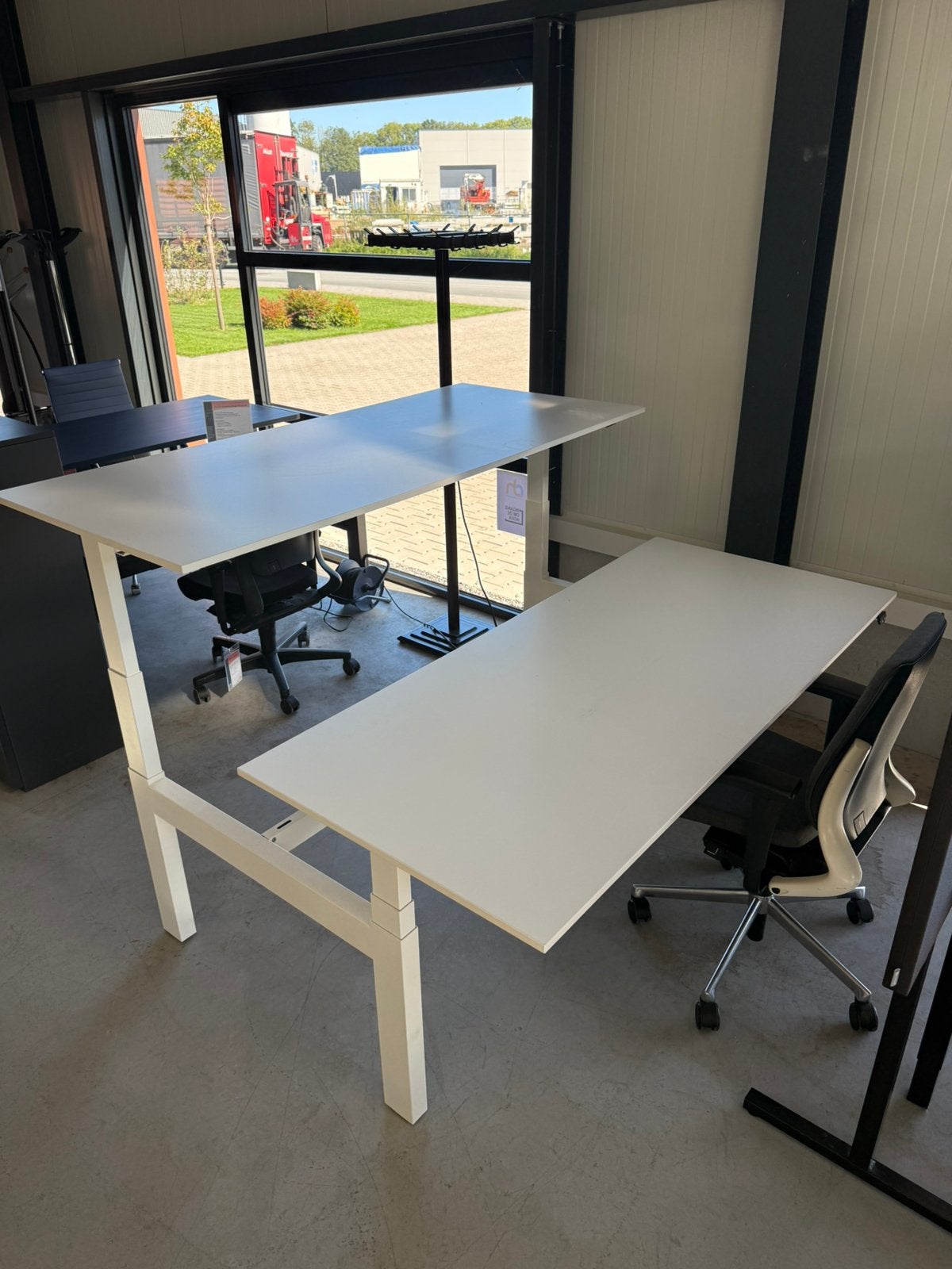 Duo elektrische zit sta bureau wit frame / wit blad, Elektrisch, Gebruikt, Ophalen of Verzenden, Overige merken
