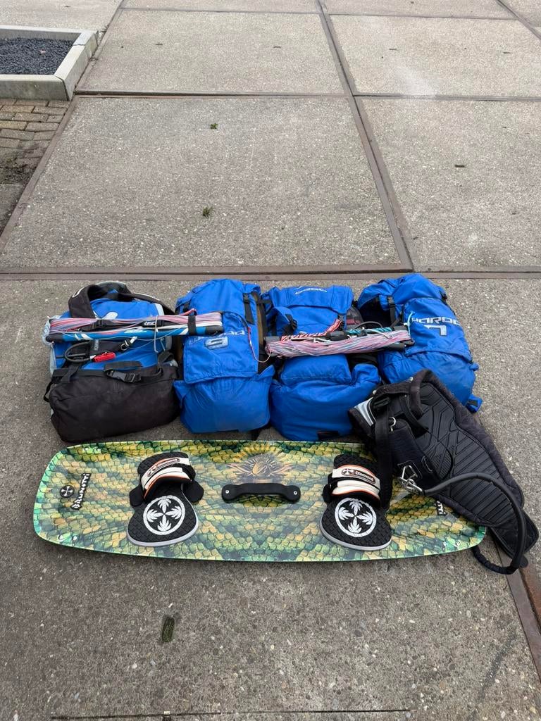 Complete kitesurf set – beginners set (4 kites + board), Watersport en Boten, Kitesurfen, Twintip, Ophalen of Verzenden, Gebruikt