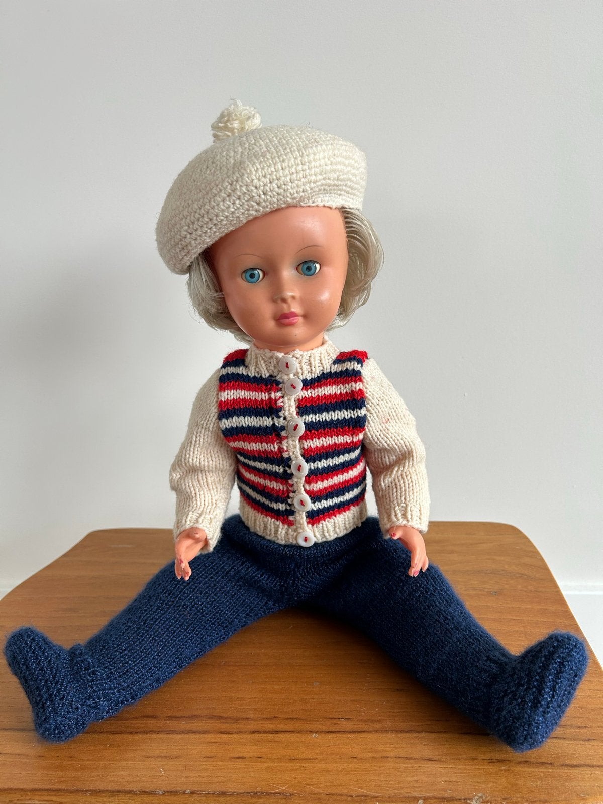 Vintage Pop met Gebreide Kleding en Baret, Verzamelen, Poppen, Ophalen of Verzenden, Gebruikt, Pop