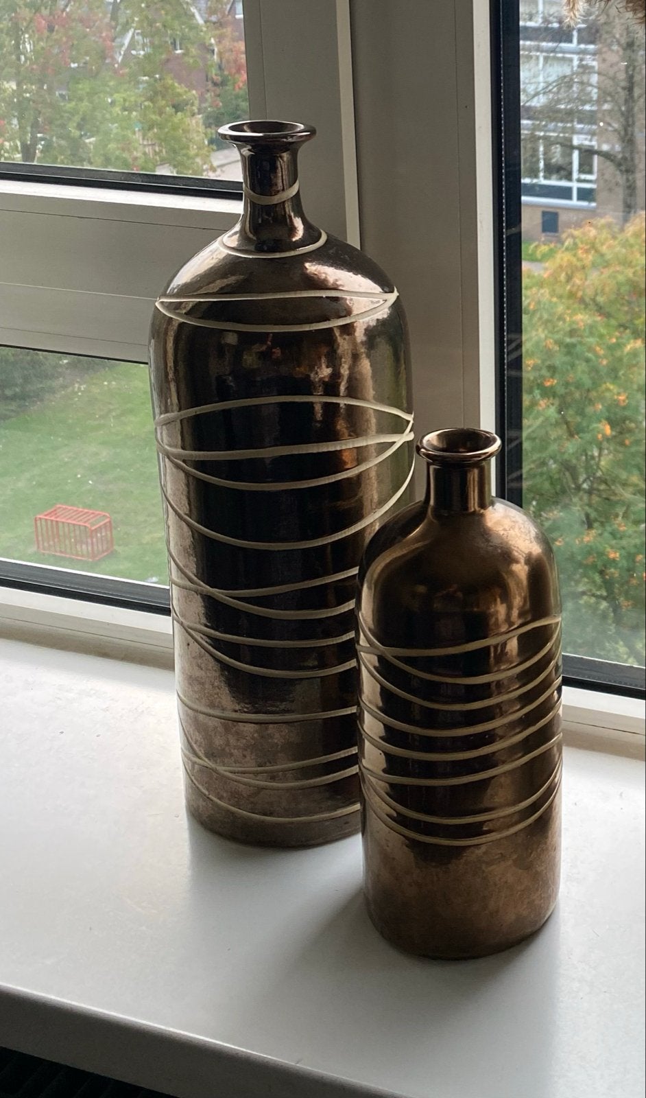 Set van 2 decoratieve vazen - Bronskleurig met strepen, Antiek en Kunst, Ophalen