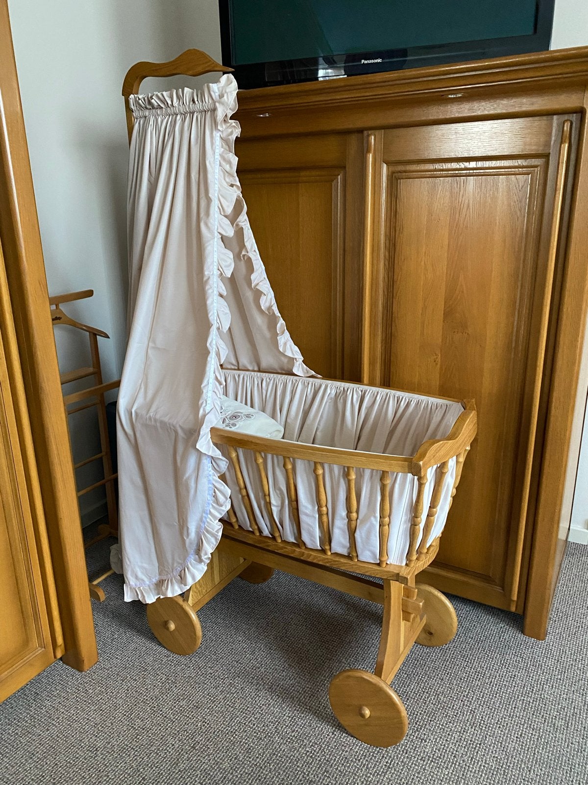 Massief licht eiken babywieg op wieltjes, Ophalen, Gebruikt, Wieg