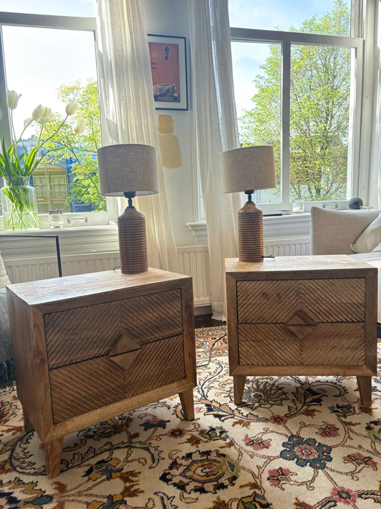 Set van 2 massief houten nachtkastjes met lampen, Huis en Inrichting, Tafels | Bijzettafels, Minder dan 55 cm, Gebruikt, Rechthoekig