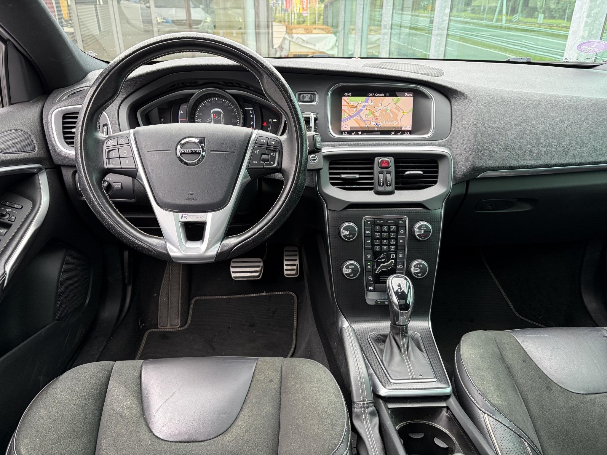 Volvo V40 1.5 T3 Polar+ Sport Automaat, R-design, Trekhaak m, Automatische klimaatregeling, Euro 6, 4 cilinders, 700 kg