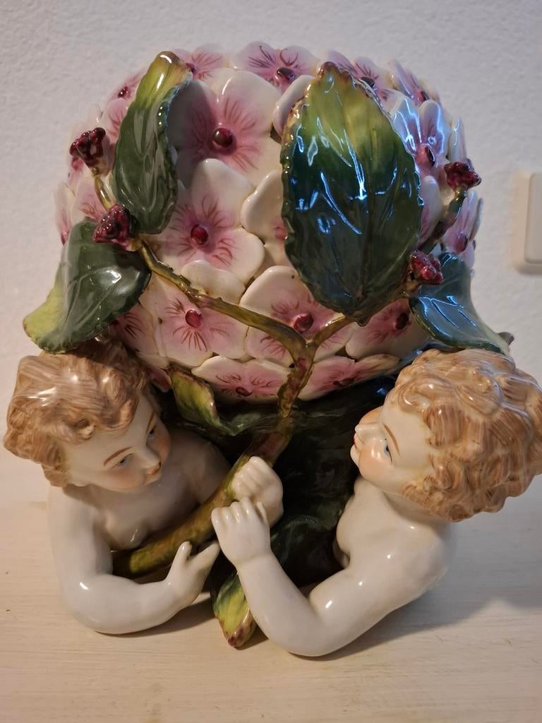 Antieke porseleinen vaas met cherubijnen en bloemen, Ophalen of Verzenden