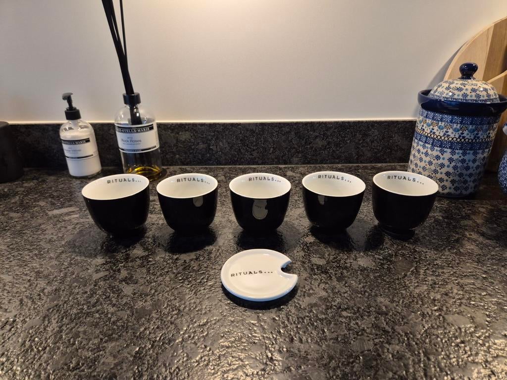 RITUALS - Rituals mokken zwart 5 stuks met 1 theetip, Ophalen of Verzenden, Zo goed als nieuw, Overige stijlen, Kop(pen) en/of Schotel(s)