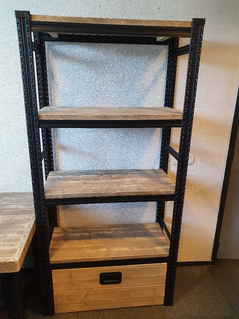 Unieke industriele boekenkast van staal met steigerhout, Huis en Inrichting, Kasten | Boekenkasten, Ophalen, 100 tot 150 cm, 200 cm of meer