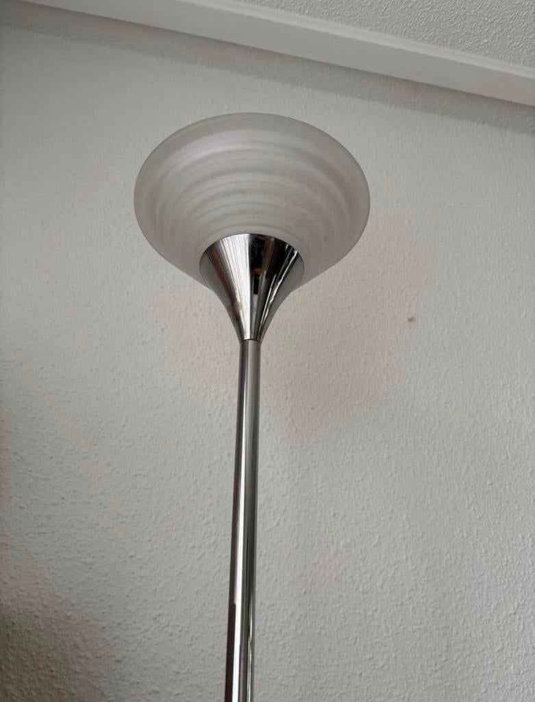 Staande lamp met metalen stang en mat glazen kap, Huis en Inrichting, Lampen | Vloerlampen, Ophalen, Gebruikt, Metaal, 150 tot 200 cm