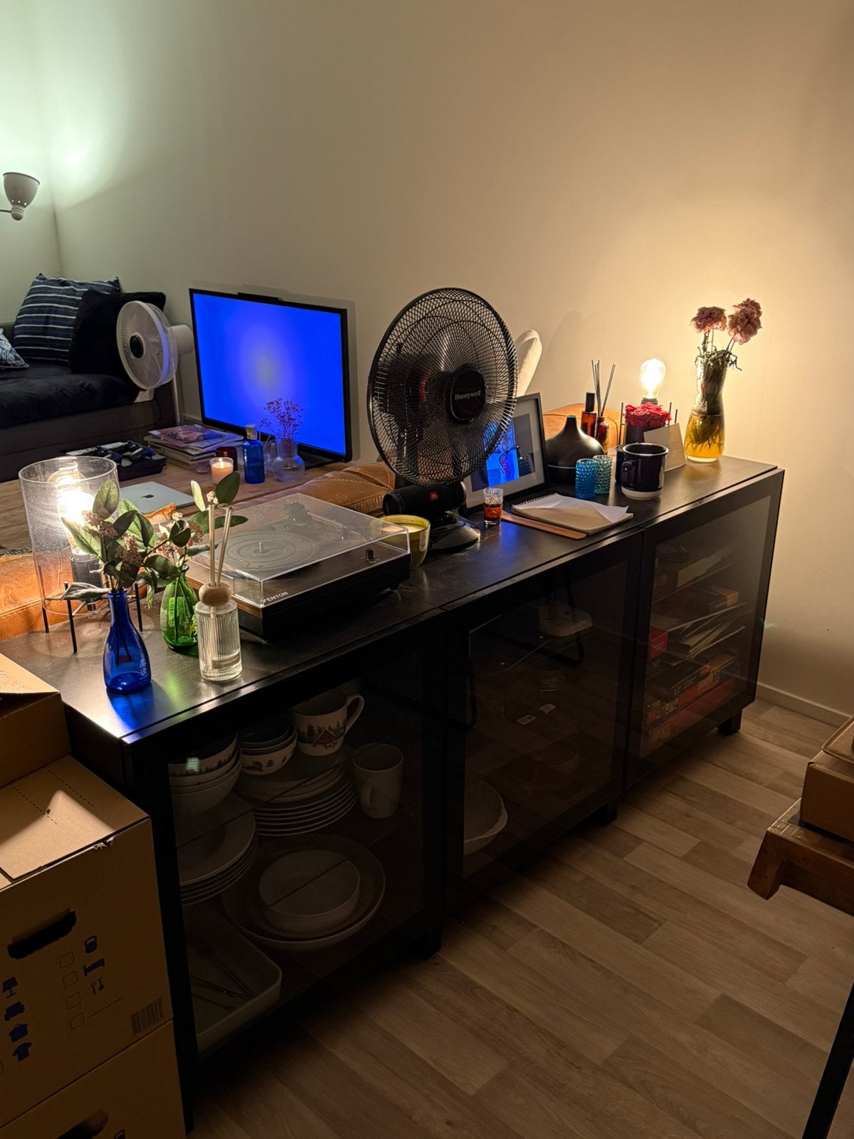 Lage Zwarte Dressoir met Glazen Deuren, Ophalen, Zo goed als nieuw, 200 cm of meer, Industrieel