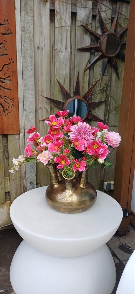 Gouden vaas met roze kunstbloemen, Overige materialen, Overige kleuren, 50 tot 75 cm, Ophalen of Verzenden