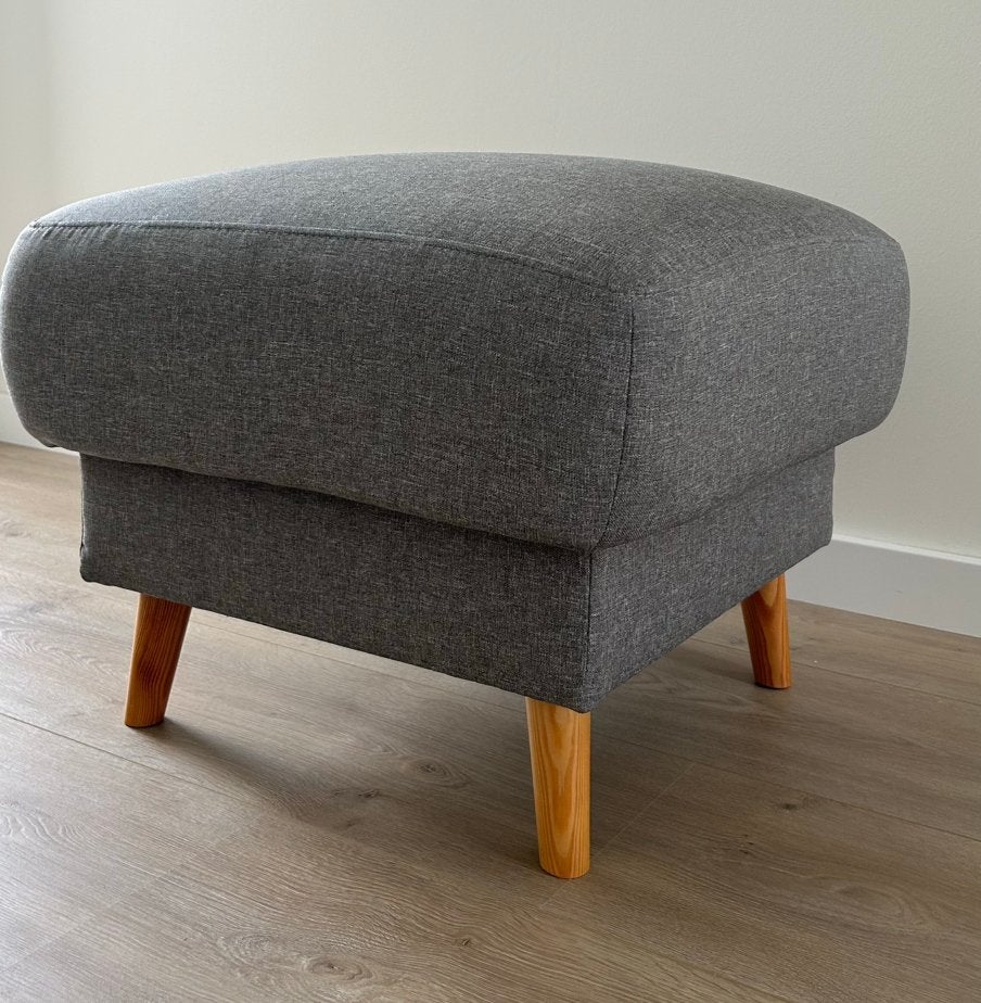 Grijze poef met houten pootjes, Ophalen, Vierkant, Minder dan 50 cm, Zo goed als nieuw
