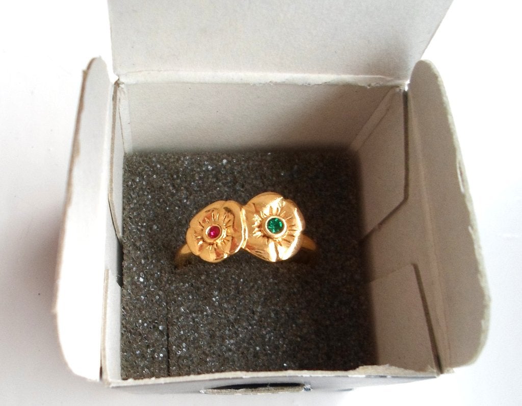 AVON ring. Bloemen met rode en groene steentjes. Goldplated., 19 tot 20, Nieuw, Ophalen of Verzenden, Dame