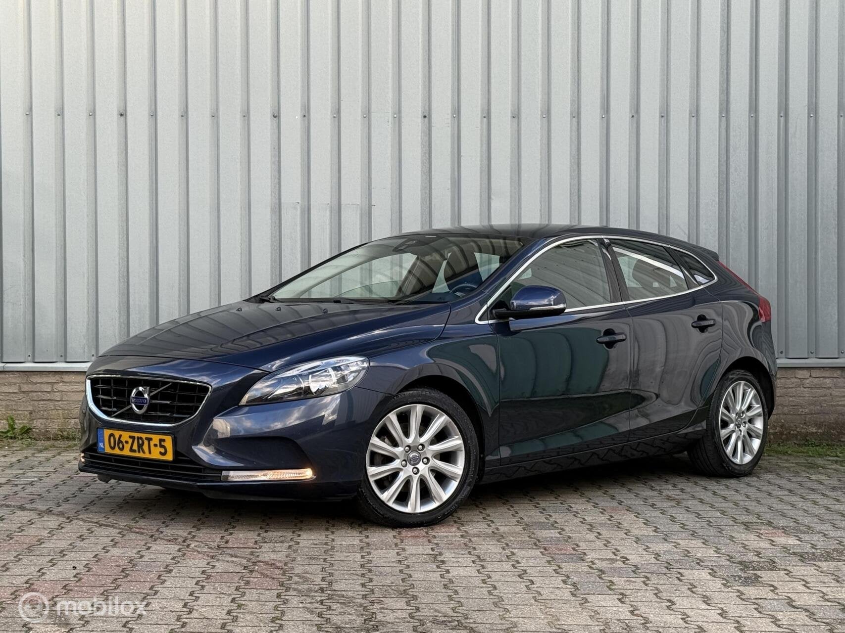 Volvo V40 1.6 T3 Momentum | Pano | Camera | Stoelverw., Voorwielaandrijving, Zwart, 4 cilinders, 150 pk