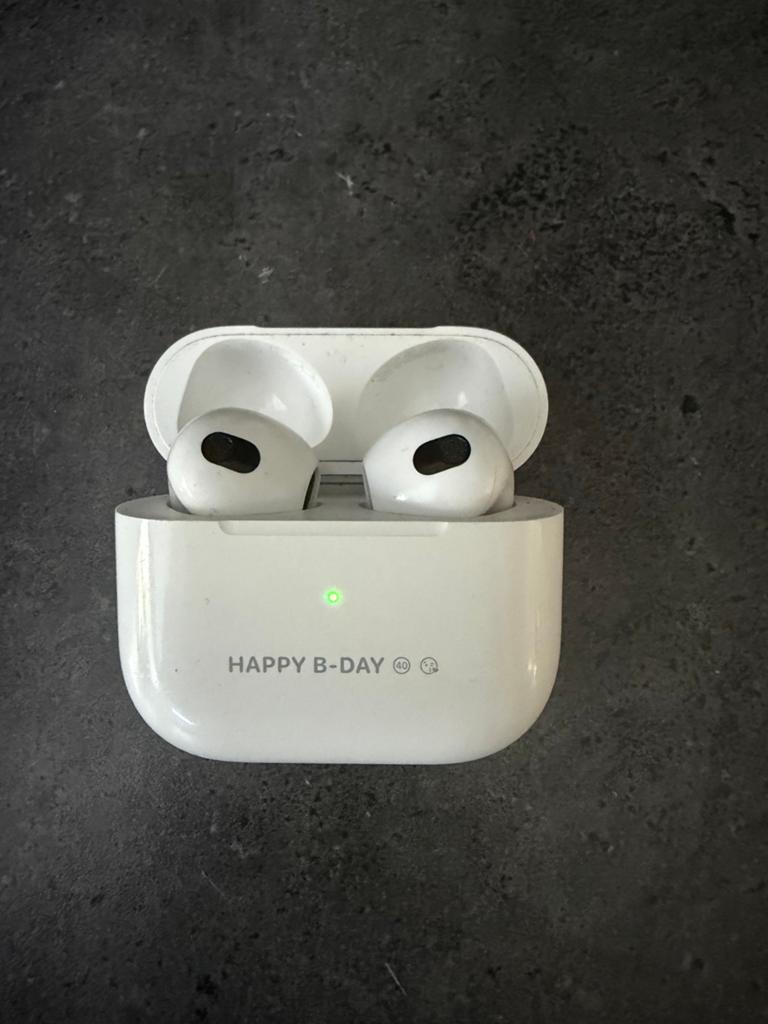 Apple AirPods generatie? met oplaadcase, Ophalen of Verzenden, Zo goed als nieuw, Overige merken, Draadloos