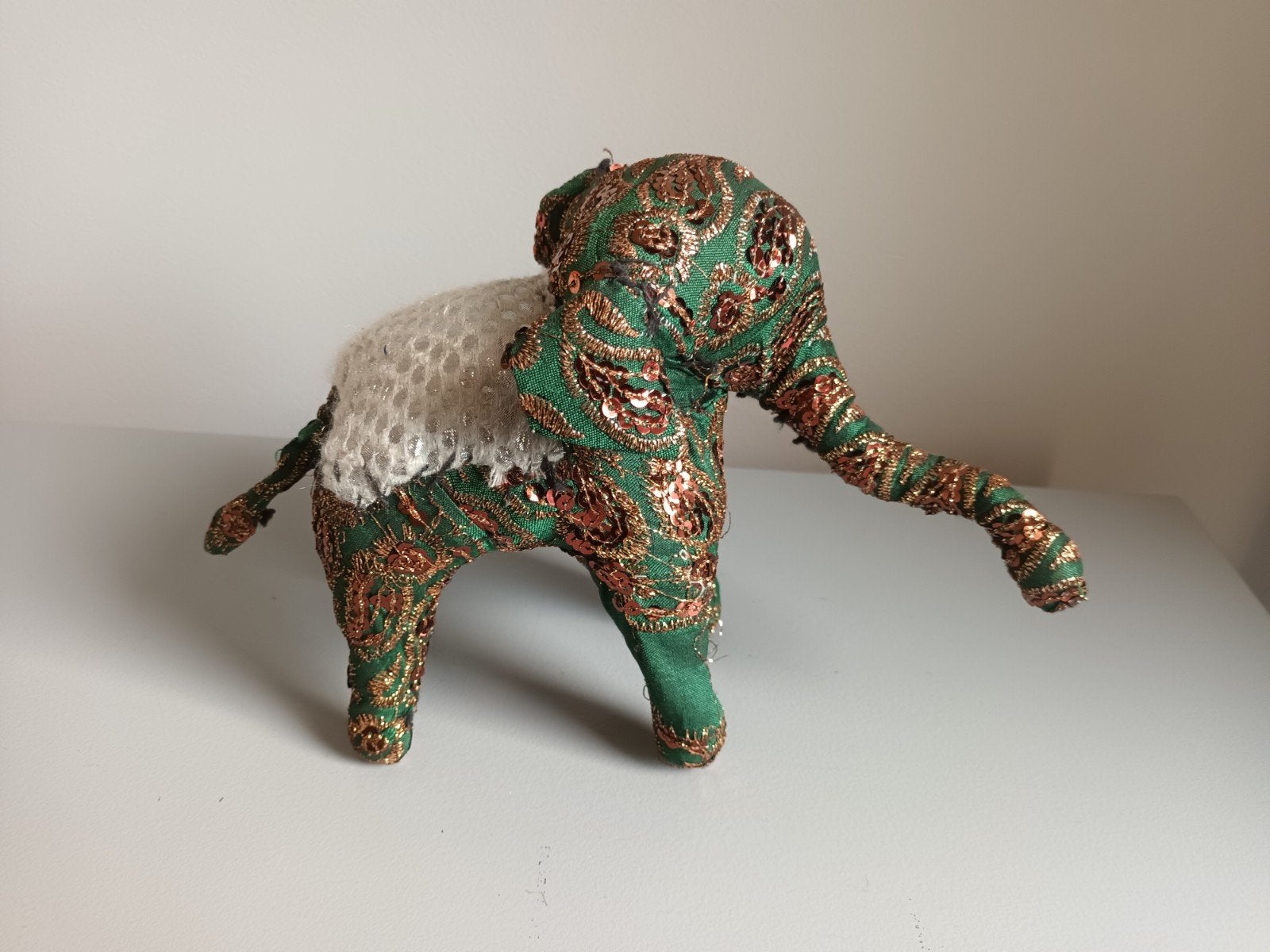 Stoffen versierde groene olifant versierd souvenir Azie, Huis en Inrichting, Ophalen of Verzenden, Gebruikt, Textiel