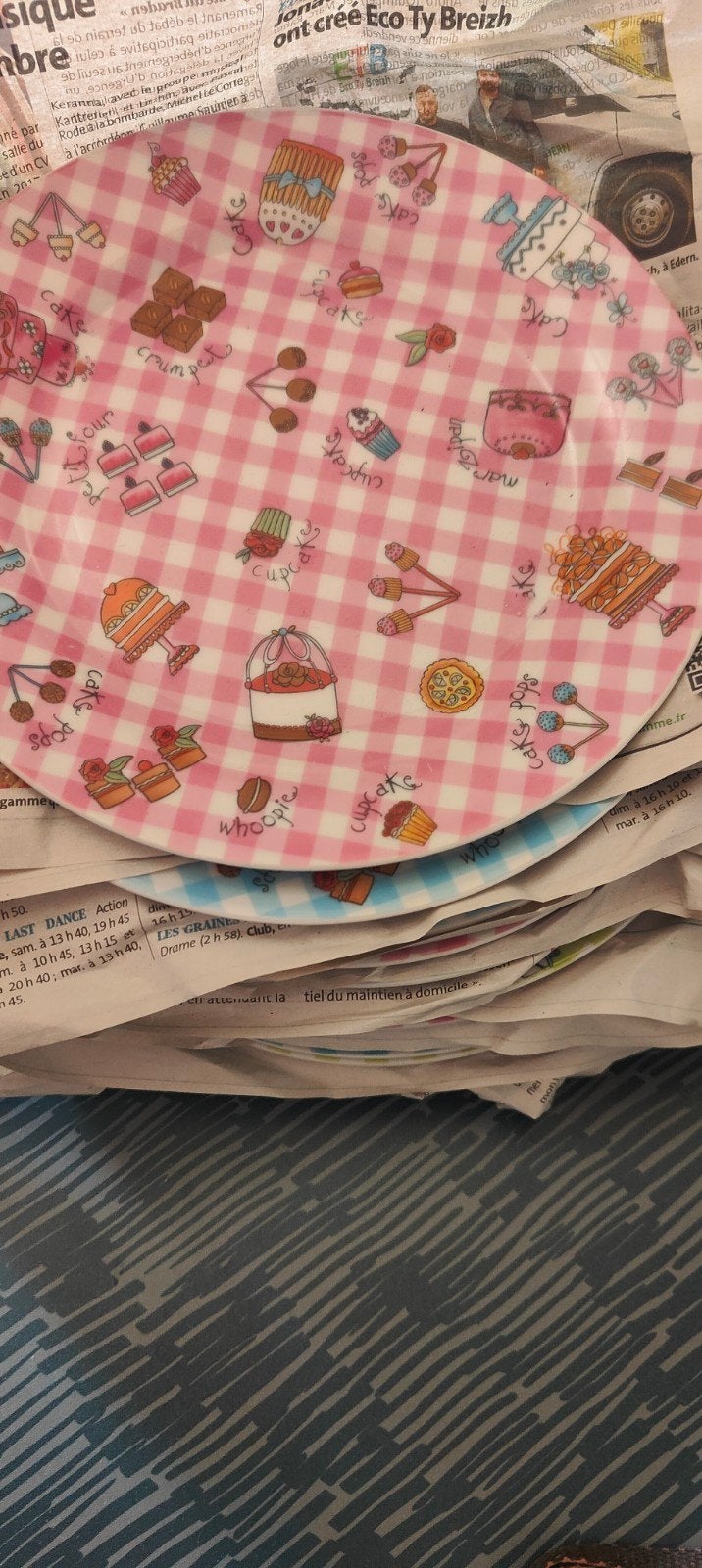 12 Gebaksbordjes met vrolijk cupcake design, Huis en Inrichting, Keuken | Servies, Ophalen, Gebruikt, Keramiek, Bord(en)