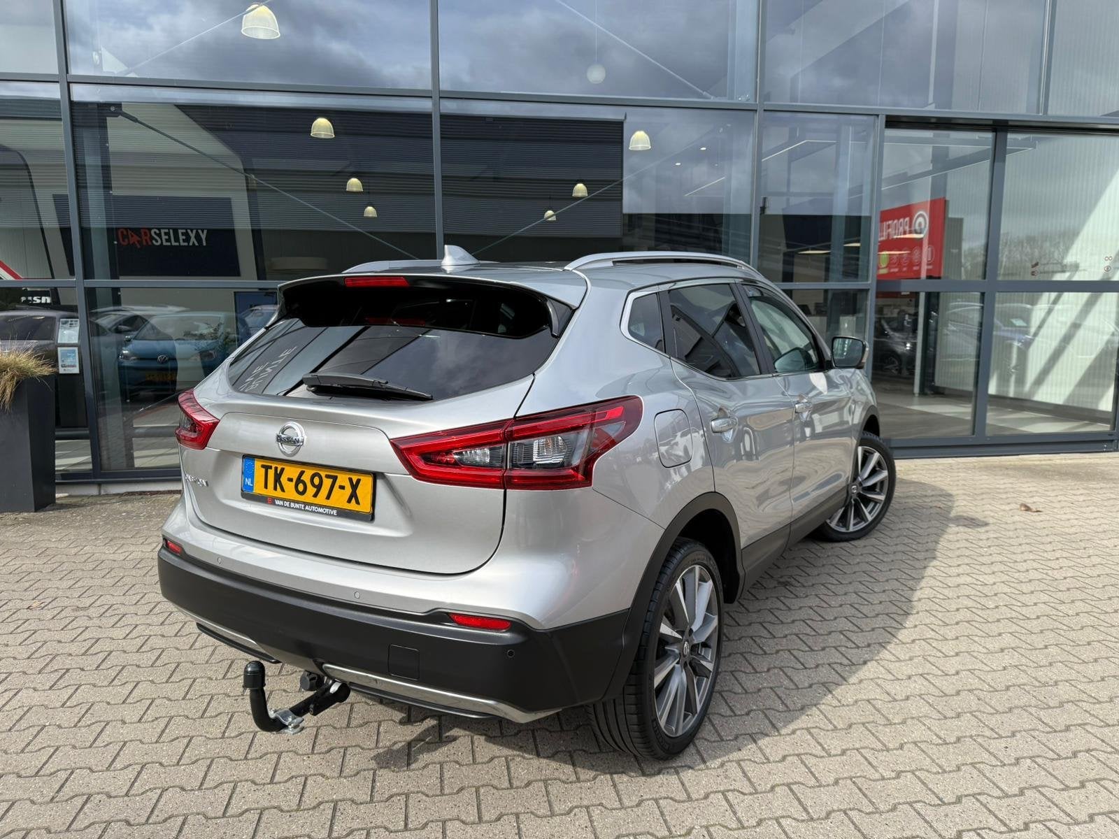 Nissan Qashqai 1.2 Tekna + *Trekhaak & Stoelverwarming*, Gebruikt, 4 cilinders, 116 pk, Bedrijf
