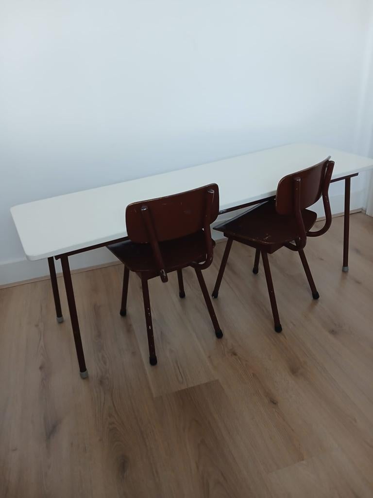Kindertafel met 2 stoeltjes te koop!, Kinderen en Baby's, Kinderkamer | Tafels en Stoelen, Gebruikt, Tafel(s) en Stoel(en), Ophalen