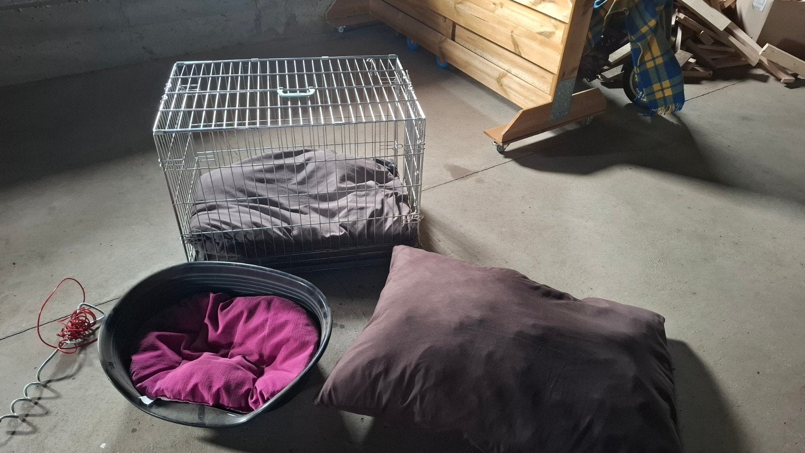 Bench, mand, kussen en grondpen voor hond, Dieren en Toebehoren, Ophalen, Gebruikt