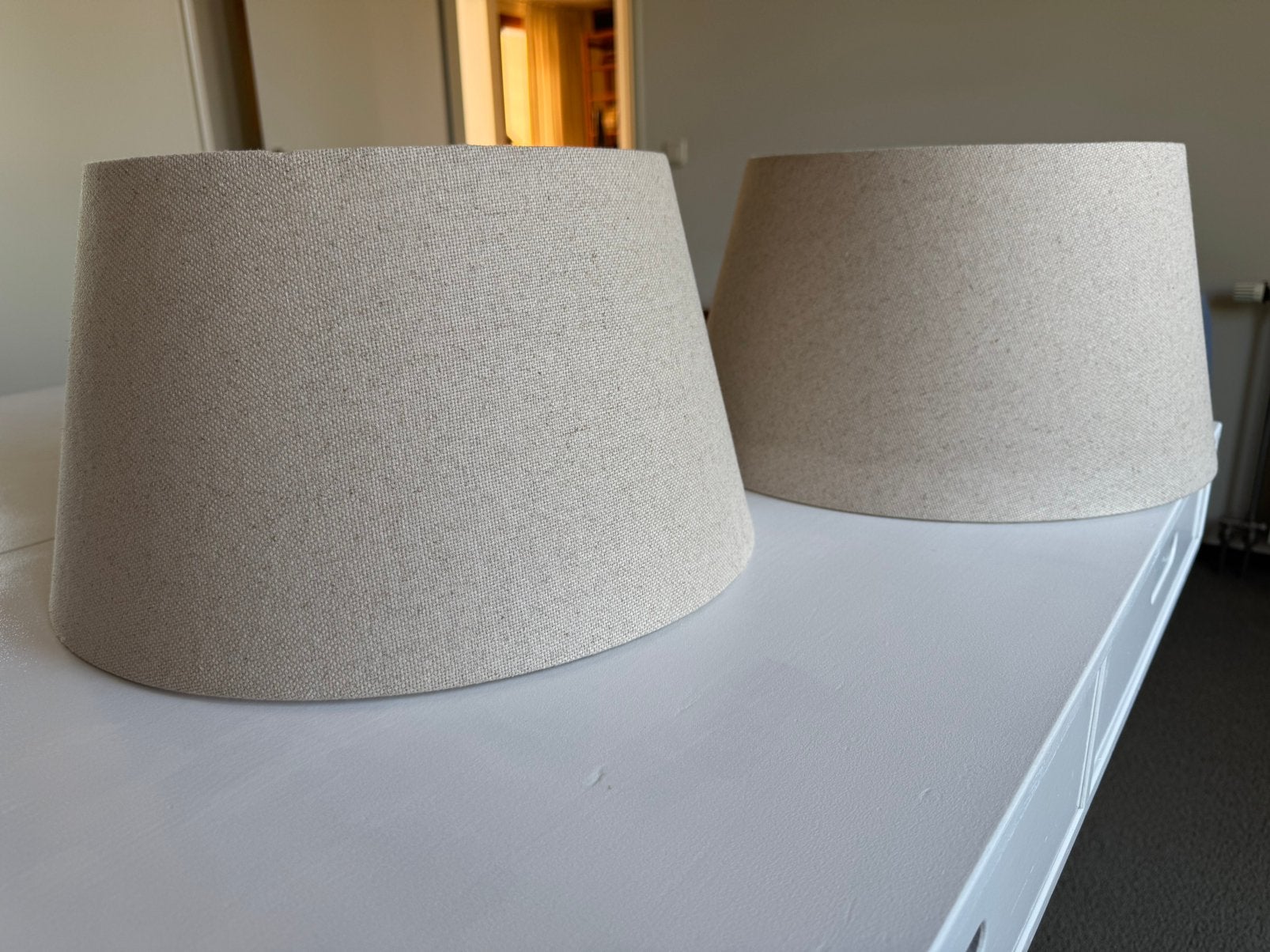 Twee z.g.a.n. lampenkapoen zacht beige, Ophalen, Zo goed als nieuw, Beige