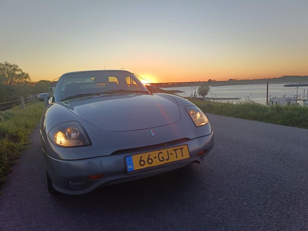 Fiat Barchetta 1.8 16V 1997 Nardo Grijs, Auto's, Voorwielaandrijving, 450 kg, 40 €/maand, Zwart