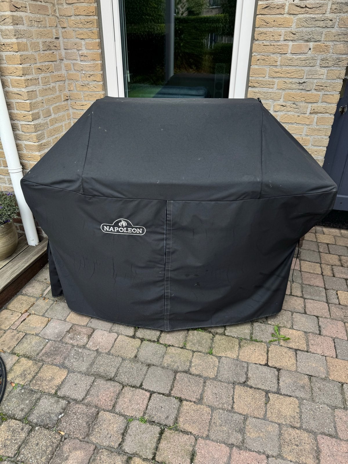 Napoleon Rogue 425 Gasbarbecue met zijbrander en hoes, Ophalen, Gebruikt