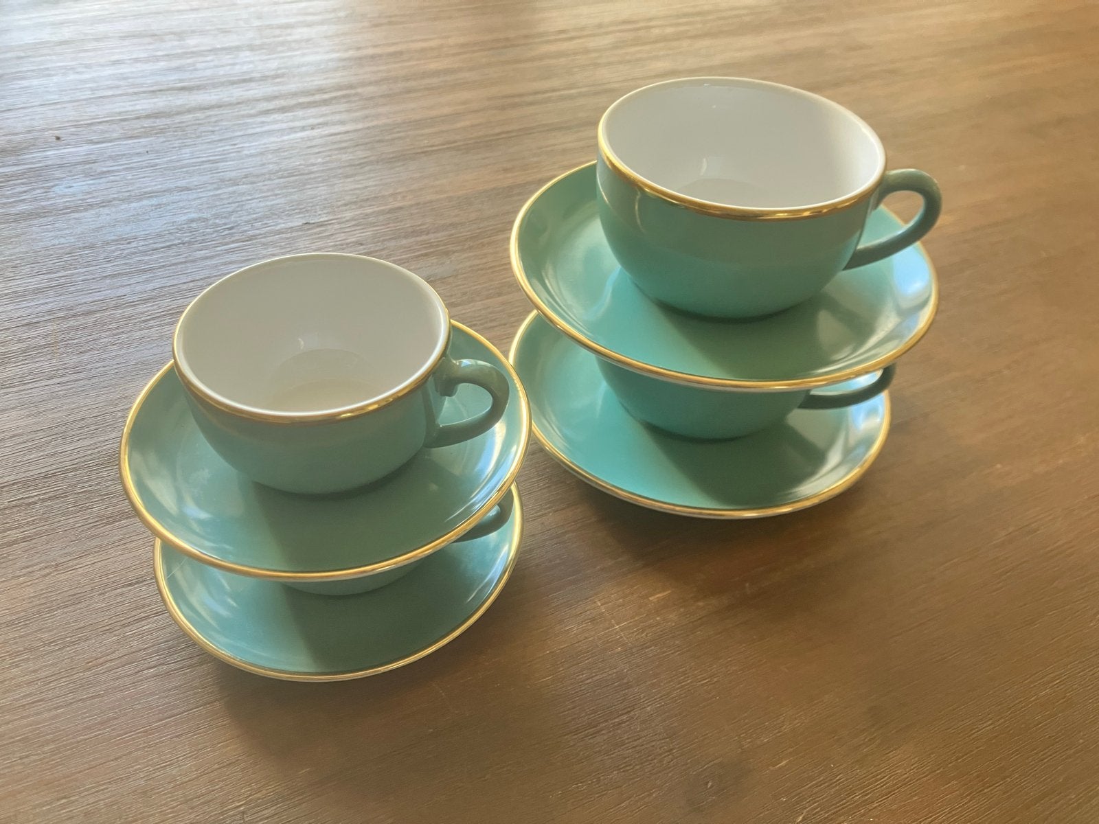 Set mintgroene kopjes en schotels met gouden rand, Ophalen, Keramiek, Vintage, Zo goed als nieuw