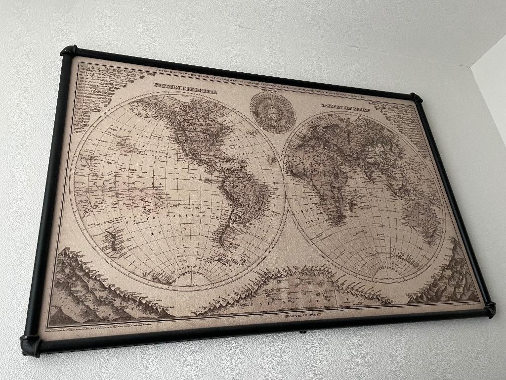 Wanddecoratie wereldkaart van zwart metaal 133x87cm, Industrieel, 133 cm, Zo goed als nieuw, Natuurlijk materiaal