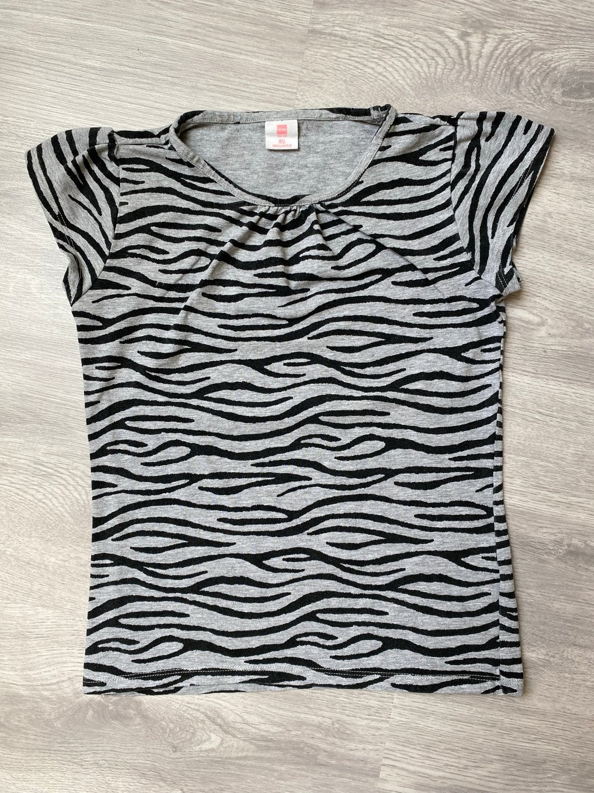 Zebra print shirtje HEMA (valt als maat 128), Ophalen of Verzenden, Zo goed als nieuw, Meisje, Shirt of Longsleeve