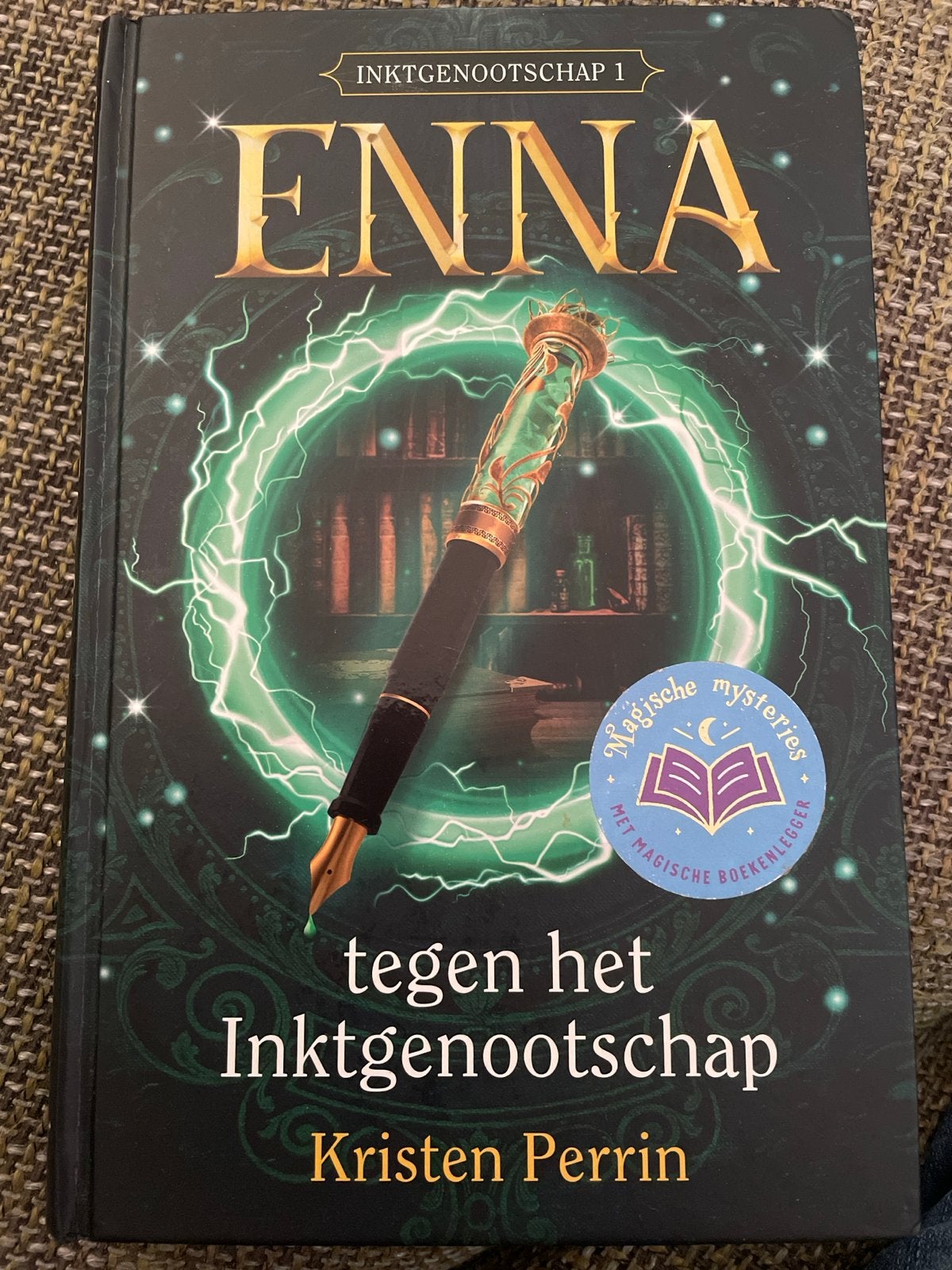 Jeugdboek Enna tegen het Inktgenootschap - Kristen Perrin, Ophalen of Verzenden, Zo goed als nieuw