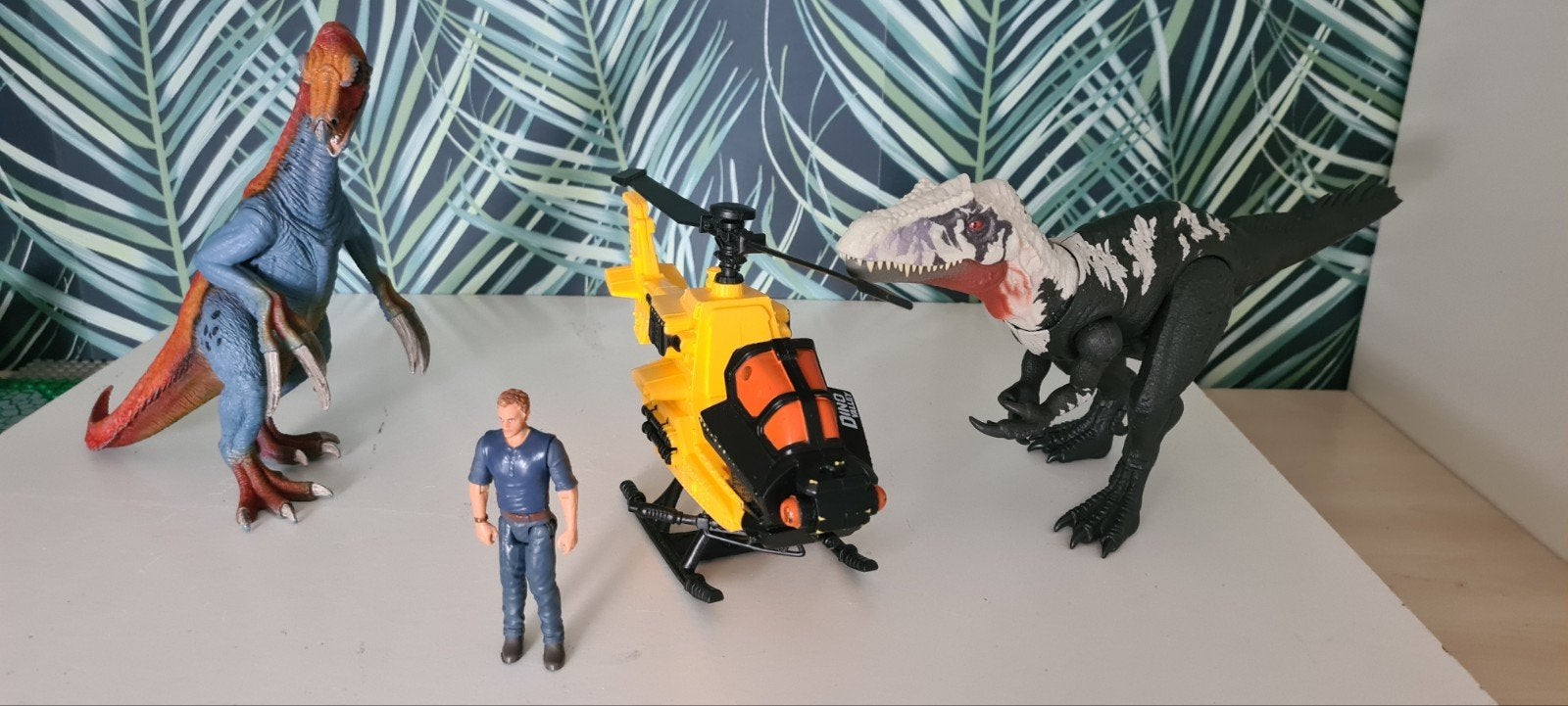 jurassic world dino's plus helikopter, Kinderen en Baby's, Ophalen of Verzenden, Zo goed als nieuw