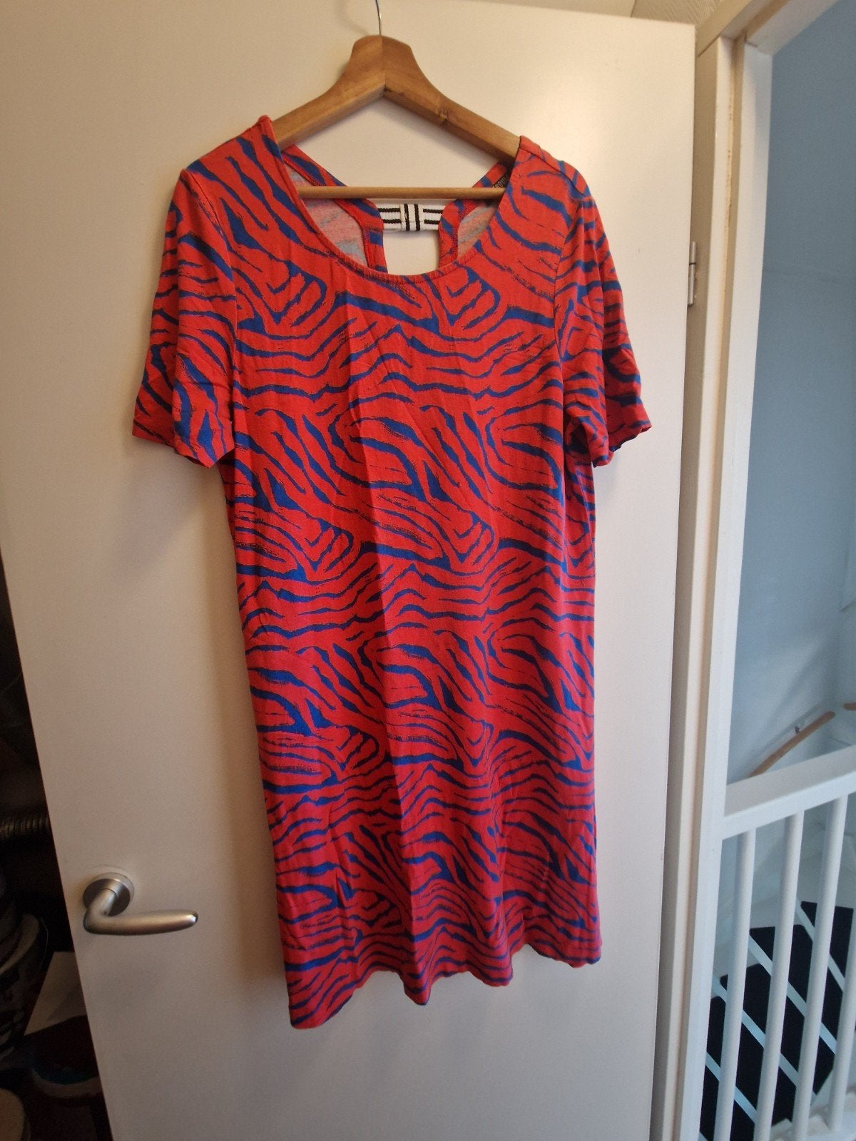 Juffrouw Jansen jurk rood/blauw zebraprint L, Maat 42/44 (L), Ophalen of Verzenden, Zo goed als nieuw, Knielengte