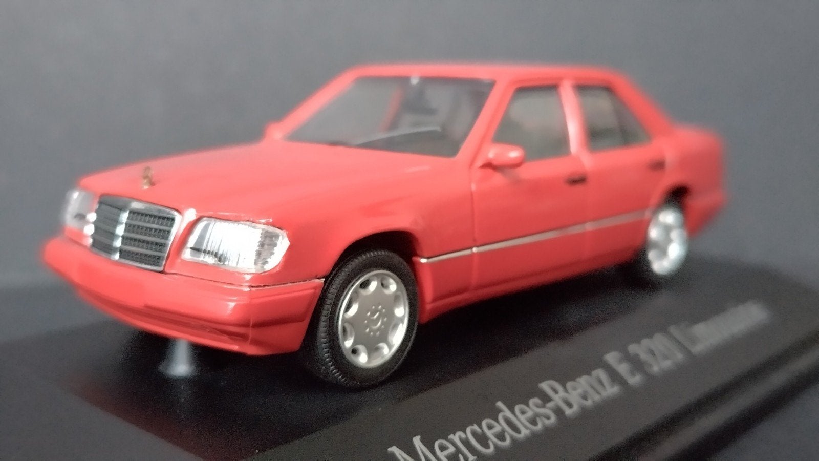 Mercedes Benz e Klasse w210 1:43 Herpa Pol, Hobby en Vrije tijd, Overige merken, Auto, ., Nieuw