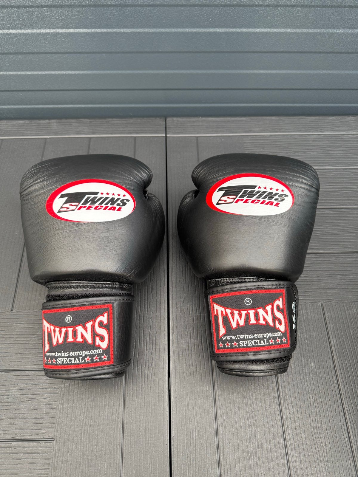 Twins Bokshandschoenen 16oz - Zwart, Ophalen of Verzenden, Zo goed als nieuw, Bokshandschoenen