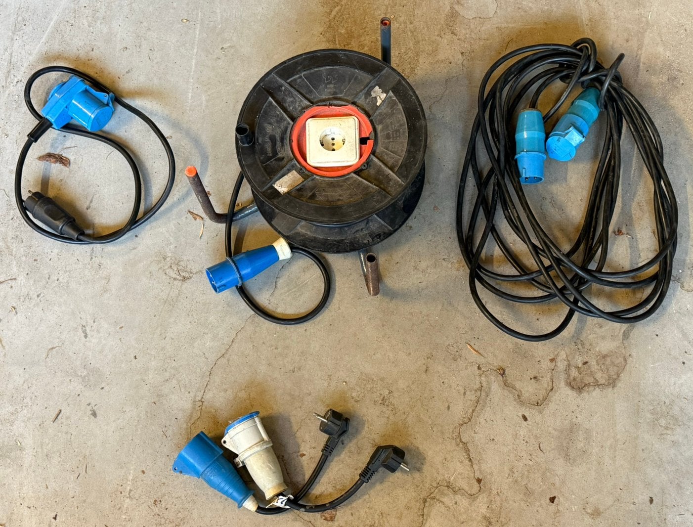 Haspel caravan en losse kabel/ stekkers, Ophalen, Gebruikt