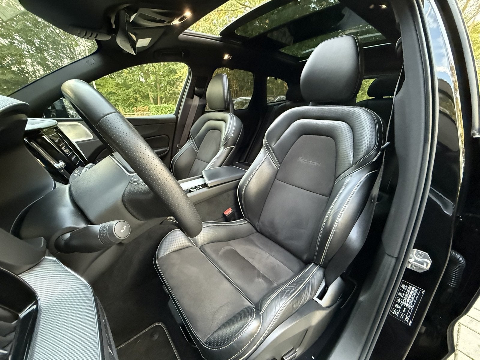 Volvo XC60 2.0 T8 Twin Engine AWD R-Design Panorama | Bowers, Gebruikt, 4 cilinders, 1969 cc, Zwart