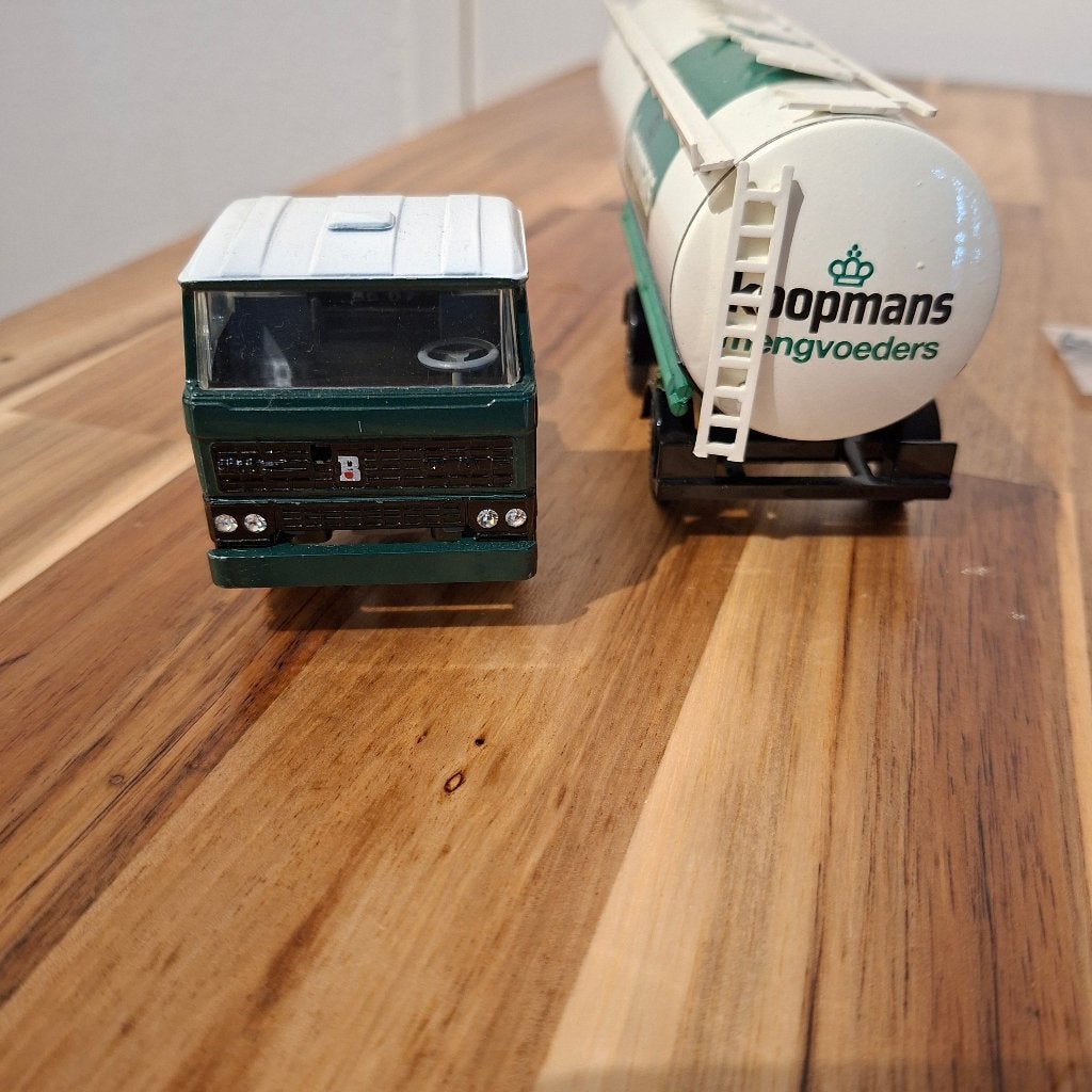 L.TOYS 2800 DAF TRUCKmet Koopmans mengvoeders tankoplegger, Ophalen of Verzenden, Zo goed als nieuw, Bus of Vrachtwagen, Lion Toys