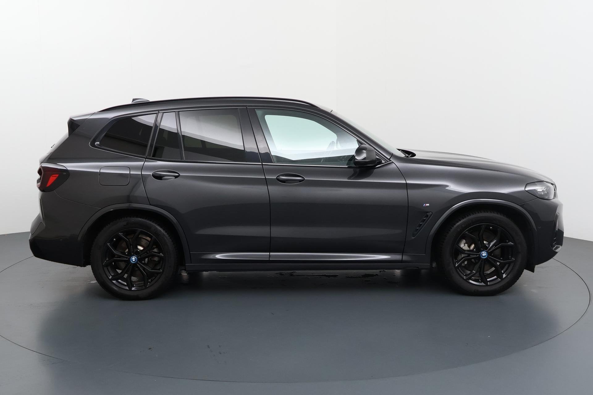 Foto 21 van BMW iX3 Executive 80 kWh Elektrisch rijden met stijl en een