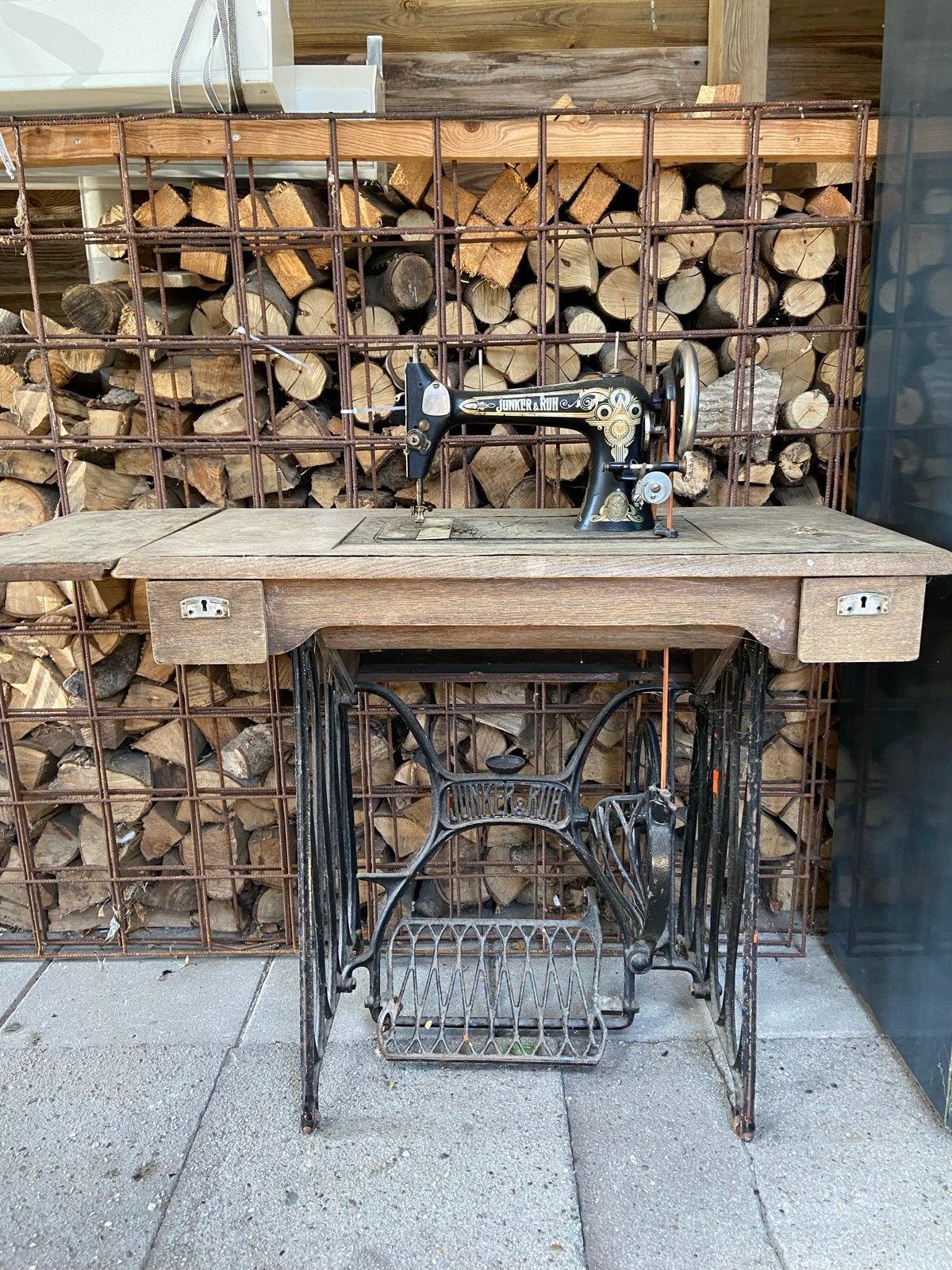 Antieke Junker & Ruh naaimachine met onderstel, Ophalen