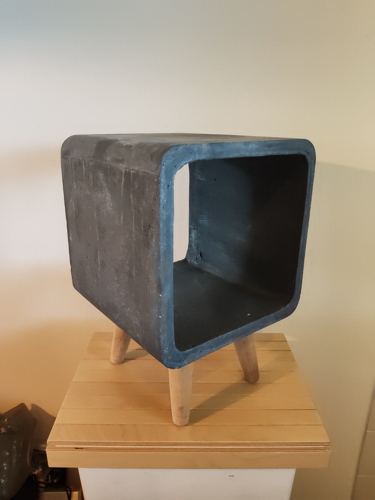 Industriële betonnen kubus-bijzettafel met houten pootjes., Ophalen, Minder dan 55 cm, Gebruikt, Vierkant